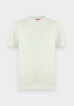 T-shirt crème à manches courtes avec col rond et petit logo floral blanc centré sur la poitrine sur fond uni.