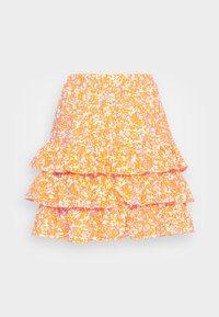 Saia de camadas com padrão floral laranja, com cintura elástica, apresentando três volantes e padrões vibrantes de flores rosa e branca.