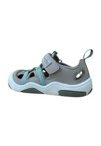 Sandal de color gris claro con tiras turquesas, laterales abiertos y suela blanca acolchada. Cuenta con un cierre de Velcro para un ajuste seguro.