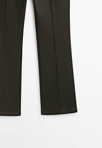Pantalon noir ajusté en tissu lisse, avec une coupe droite, ourlets cousus nets et sans poches visibles ni ornements.