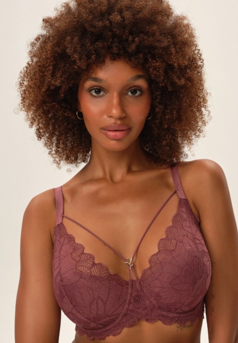 Bordowy biustonosz koronkowy z kwiatowym wzorem, z regulowanymi ramiączkami i dekoracyjnym wisiorkiem na środku. Miękka faktura, bez wkładek.