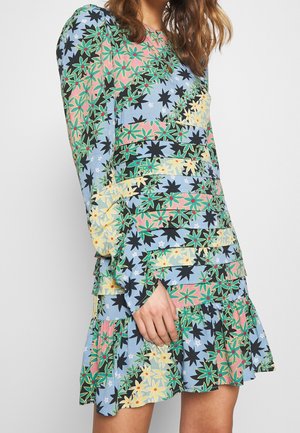Sukienka w kwiatowy wzór z długimi rękawami, z niebieską bazą, warstwowymi falbanami, w kolorach zielonym, czarnym, różowym i żółtym, wykonana z lekkiego materiału.