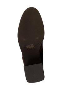 Semelle en cuir brun avec un bout lisse et arrondi, talon noir texturé et un logo en relief près de l'arche. Plate, sans motifs visibles.