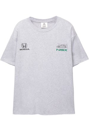 T-shirt en coton gris avec le logo Honda sur la poitrine gauche et un contour d'une voiture NSX avec le texte "NSX" en vert. Manches courtes, col rond.