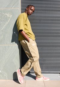 Nike Performance NBA PANT - Friluftsbukser - neutral olive/hyper crimson