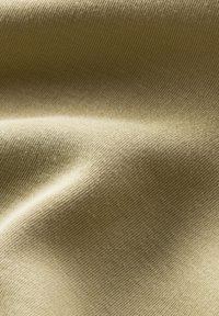 Ljust olivgrönt tyg med en slät textur och subtil lyster, som visar fin ribbning och mjukt fall.