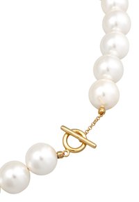 Collier en perles péruviennes mettant en valeur des perles blanches, brillantes et de forme ronde. Fermé par un fermoir à bascule en or avec une chaîne en accent.