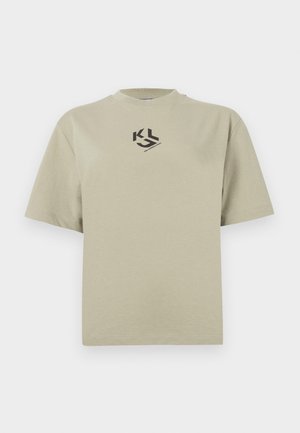 Kratka majica s kratkimi rokavi, oversize v svetlo khaki barvi iz bombaža, s črnim grafičnim logotipom na prsih. Okrugli izrez, sproščen kroj.