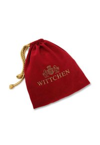 Bolsa de tirantes de terciopelo rojo con el logo dorado "WITTCHEN" y emblema de león. Presenta una tela texturizada y un cierre decorativo de cuerda.