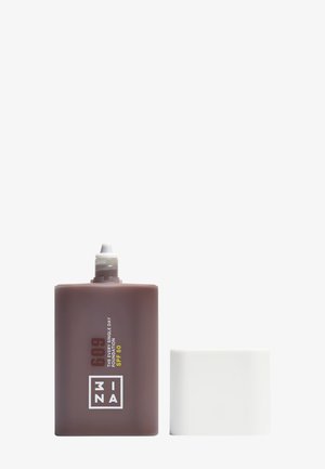 Bottiglia rettangolare marrone di fondotinta con un coperchio bianco, etichettata "609, The Very Single Day Foundation, SPF 50," con una finitura opaca liscia.