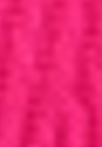 Ljusröd tyg med en slät yta och lätt lyster, med en enfärgad bakgrund som har subtila nyansvariationer.