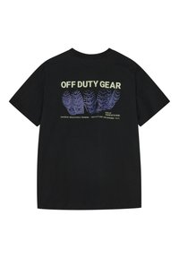 Schwarzes T-Shirt mit kurzen Ärmeln, auf der Rückseite mit dem Schriftzug "OFF DUTY GEAR" und einem lila Reifenprofil-Grafik oberhalb eines kleineren beschreibenden Textes.