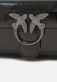 Pinko LOVE ONE VERNICE PIPING - Borsa a tracolla - nero limousine block color