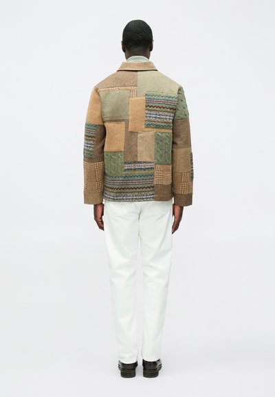 Casaco patchwork em tons de verde, castanho e bege; apresenta texturas variadas e padrões de malha diversificados; design com gola e corte ajustado.