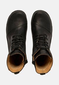 Par de botas de cuero negro con cordones y forro interior en tono marrón, mostradas desde una vista superior sobre un fondo claro.
