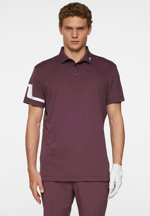 Weinrot Polohemd mit einer Zwei-Knopf-Leiste, kurzen Ärmeln und einem weißen Akzent am linken Arm. Hergestellt aus glattem, atmungsaktivem Stoff.