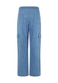 Modré džíny typu cargo s volnějším střihem. Mají elastický pas, dvě velké boční kapsy a dvě zadní kapsy.