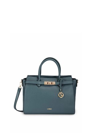 Borsa in pelle verde scuro con due manici superiori, tracolla removibile, chiusura dorata e ciondolo rotondo del marchio su sfondo bianco.
