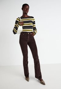 Vero Moda VMFLASH FLARED - Pantalon classique - chocolate torte