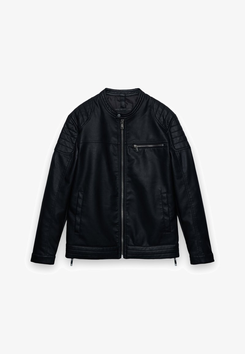 Schwarze Lederjacke mit rundem Kragen, Reißverschluss, Schulterpolsterung und zwei seitlichen Taschen. Verfügt über eine Brusttasche mit Reißverschluss-Detail.