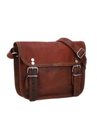 Borsa a tracolla in pelle marrone con pattina, accessori in argento e cuciture a contrasto. Presenta una tracolla regolabile e due fibbie frontali.