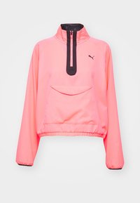 Vaaleanpunainen lyhyt neule, jossa on korkea kaulus, musta puolivetoketju ja etutasku. Elastiset hihansuut ja sileä, kevyt kangas.