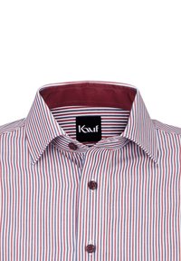 Gestreiftes Hemd in Weiß, Rot und Blau. Mit einem kontrastierenden burgunderfarbenen Kragen und passenden Knöpfen. Das Etikett trägt die Aufschrift "Kauf."