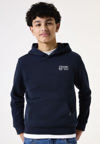 Sudadera con capucha de color azul marino, confeccionada con tela suave, con un bolsillo frontal, puños de canalé y un gráfico de "Elegir" en el pecho.