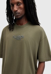 AllSaints BONES CREW - T-shirt med print - green
