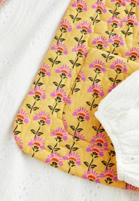 Next REGULAR FIT - LONG SLEEVE SET   - Väst - yellow white