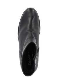 Bottine en cuir noire avec un bout arrondi, fermeture éclair sur le côté et une texture lisse. Doublure douce visible à l'intérieur pour plus de confort.