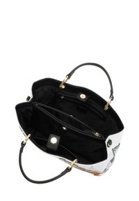 Borsa a mano con esterno sintetico bianco con disegni grafici, tracolla in pelle nera e accessori dorati. Interno con più scomparti e una cerniera.