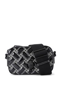 Zwarte geweven schoudertas met glanzende afwerking, voorzien van een wit ruitpatroon, een verstelbare strap en een gestructureerd logo-detail.