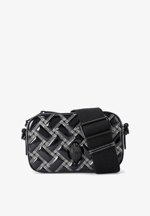 Borsa a tracolla intrecciata nera con finitura lucida, caratterizzata da un motivo a quadri bianco, tracolla regolabile e un dettaglio del logo testurizzato.