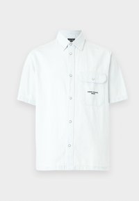 Ανοιχτό μπλε κοντομάνικο πουκάμισο με κουμπιά, με μπροστινή τσέπη με καπάκι και κείμενο "Armani Exchange Milano" στην τσέπη.