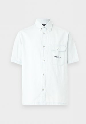 Svetlomodrá košeľa s krátkym rukávom na gombíky, predným vreckom s klopou a nápisom "Armani Exchange Milano" na vrecku.