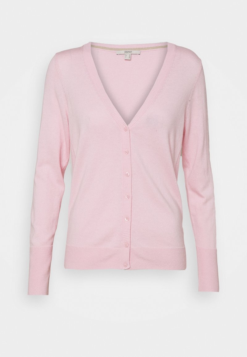 Cardigan rose clair à col en V avec boutons, manches longues et poignets et ourlet côtelés, présenté sur un fond blanc uni.