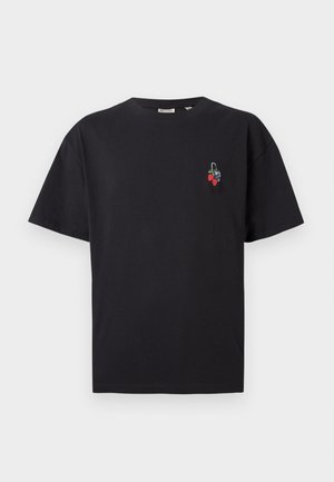 T-shirt de algodão preto com um corte descontraído, apresentando um design bordado de cerejas na área superior esquerda do peito. Mangas curtas e decote redondo.