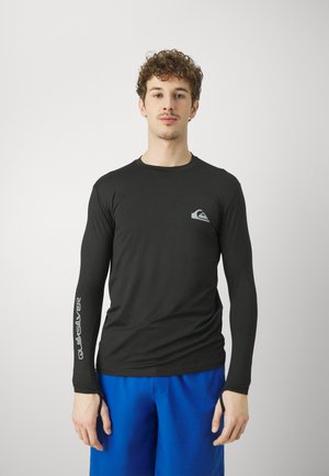 Svart långärmad träningsskjorta med figurnära design, som har en liten grå logotyp på bröstet och "Quiksilver" i silver på ärmen.