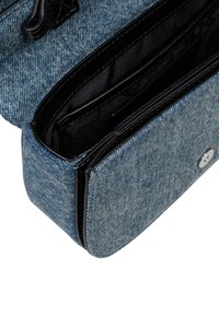 Borsa a tracolla in denim con dettagli neri. Caratterizzata da una chiusura a patta, numerosi scomparti e un bottone a pressione. Materiale in denim testurizzato.