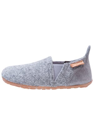 Chaussure à enfiler en feutre gris clair avec une semelle en caoutchouc beige, un panneau latéral élastique et une petite étiquette de marque marron en tissu sur le talon.