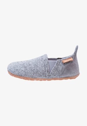 Chaussure à enfiler en feutre gris clair avec une semelle en caoutchouc beige, un panneau latéral élastique et une petite étiquette de marque marron en tissu sur le talon.