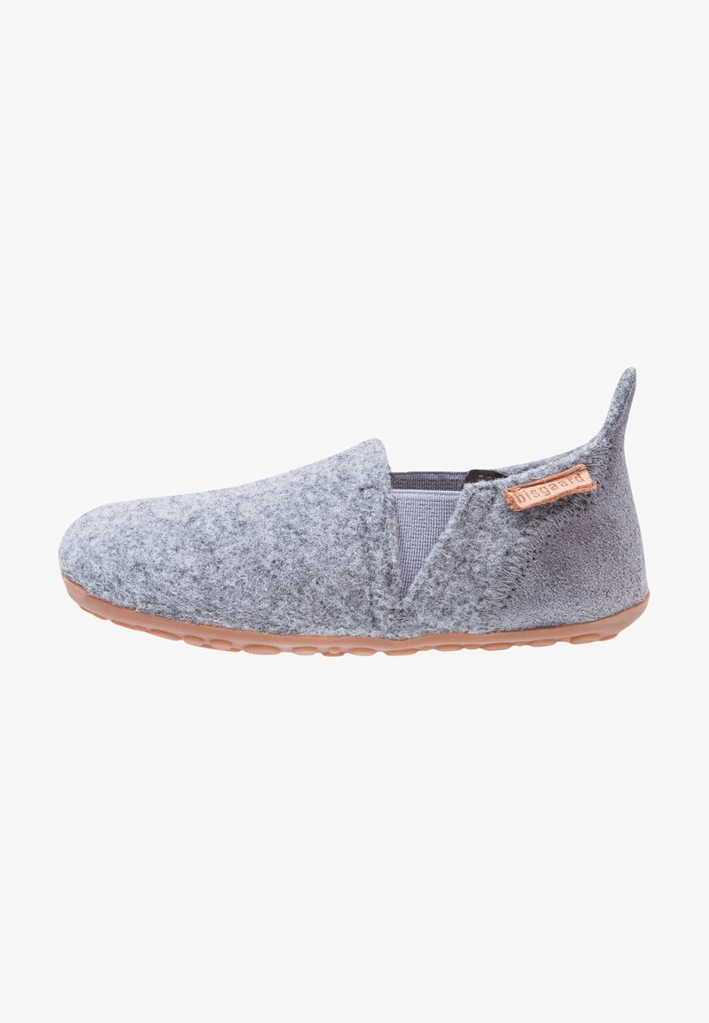 Chaussure à enfiler en feutre gris clair avec une semelle en caoutchouc beige, un panneau latéral élastique et une petite étiquette de marque marron en tissu sur le talon.