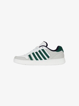 Weiße und graue Sneaker mit grünen Wildlederstreifen, ausgestattet mit einem Schnürdesign und einer Gummisohle. Strukturiertes Material und perforierte Akzente.