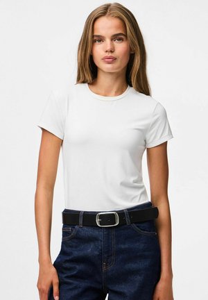 Weißes T-Shirt mit kurzen Ärmeln und rundem Ausschnitt, kombiniert mit blauen Jeans und einem schwarzen Gürtel mit silberner Schnalle. Glatte Textur, taillierte Passform.