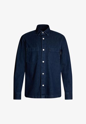 Camicia in denim scuro con abbottonatura frontale, due taschini sul petto e collo classico. Presenta bottoni argentati e maniche lunghe.