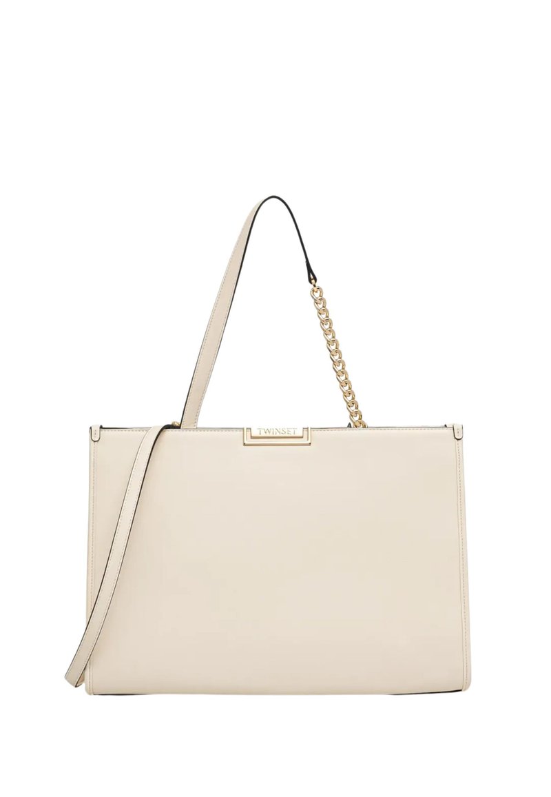 Borsa a tracolla in pelle beige con lunga tracolla, dettaglio in catena dorata e forma rettangolare. Presenta un logo del marchio e una chiusura con cerniera.