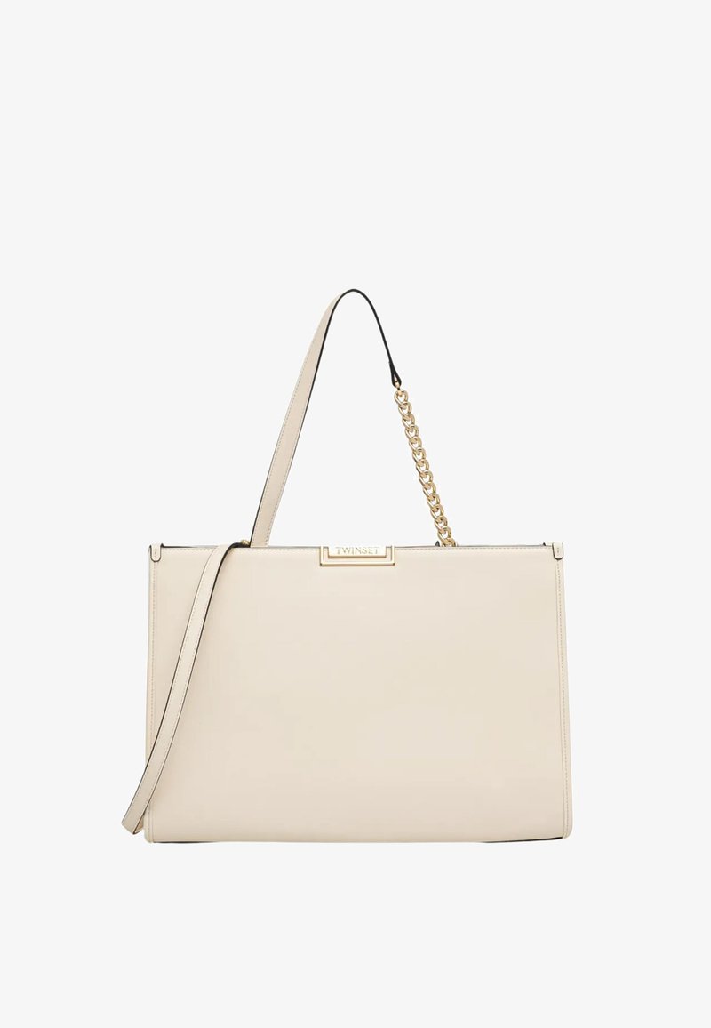 Borsa a tracolla in pelle beige con lunga tracolla, dettaglio in catena dorata e forma rettangolare. Presenta un logo del marchio e una chiusura con cerniera.