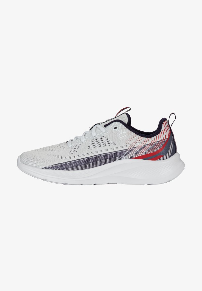 Leichtgewichtiger Athleticschuh aus weißem Mesh, mit roten und marineblauen Akzenten, einer strukturierten Sohle und einem stromlinienförmigen Design für Atmungsaktivität.