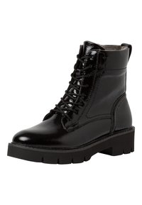 Botas de tobillo de charol negro con punta redondeada, suela gruesa y rugged, y cierre en la parte delantera con cordones. Presenta un cuello acolchado para mayor comodidad.